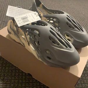 Yeezy Foam Rnnr Mxt Moon Grey